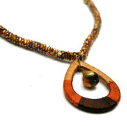 WISIOREK / NASZYJNIK Z KOLOROWĄ ZAWIESZKĄ                                                             0611-690 - 2